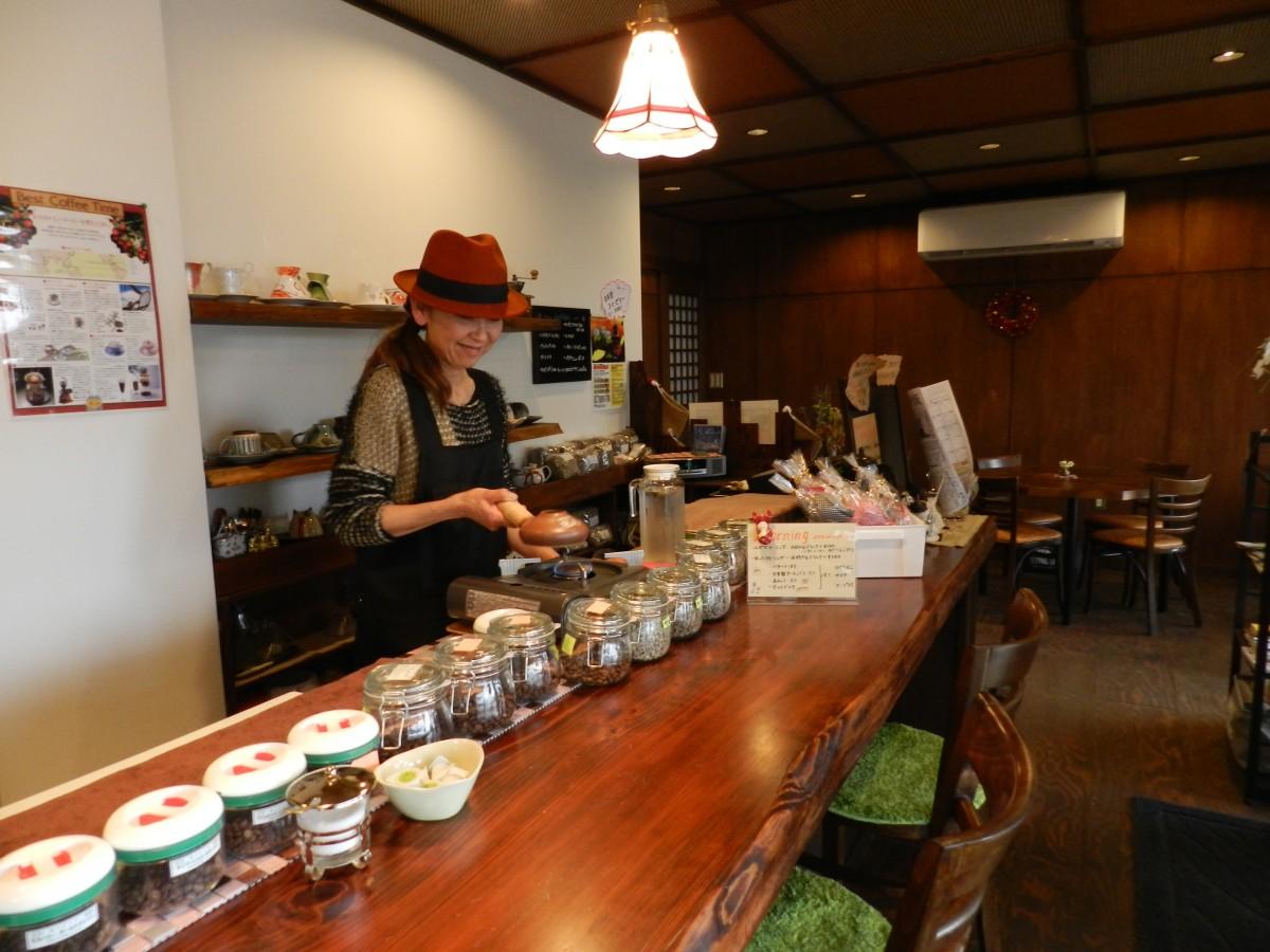 ルポゼの店内「自家焙煎中」