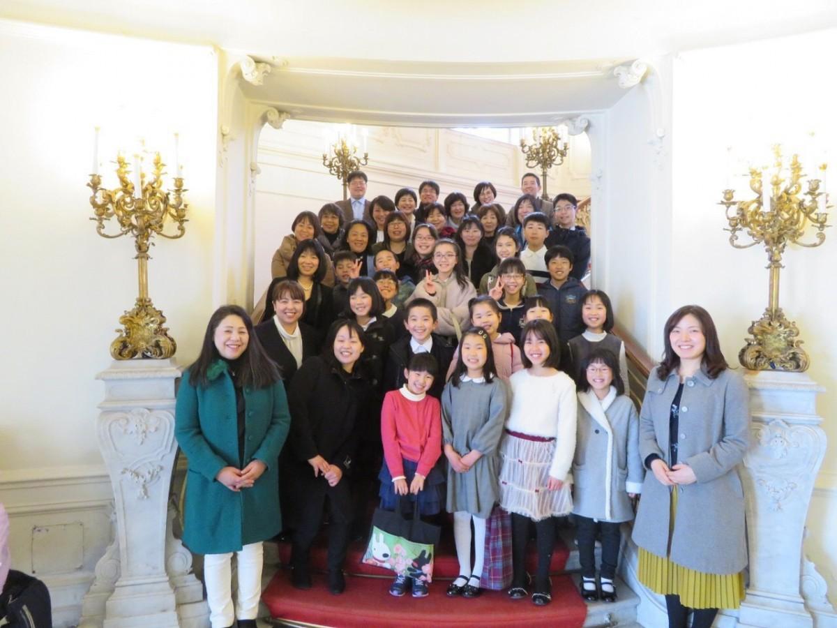 「青い鳥児童合唱団」メンバー (アウガルテン宮殿内で)