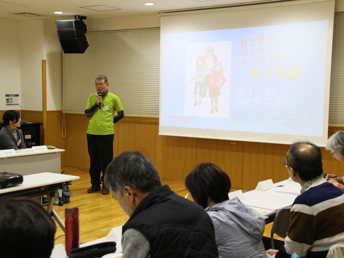 受講生に説明する砂川さん