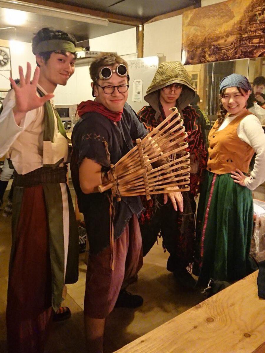 店主の高濱さん(左から2番目)と常連メンバー