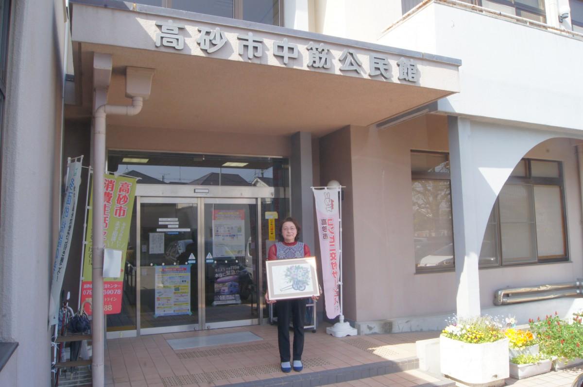 作品と共に来場を呼び掛ける池野さん
