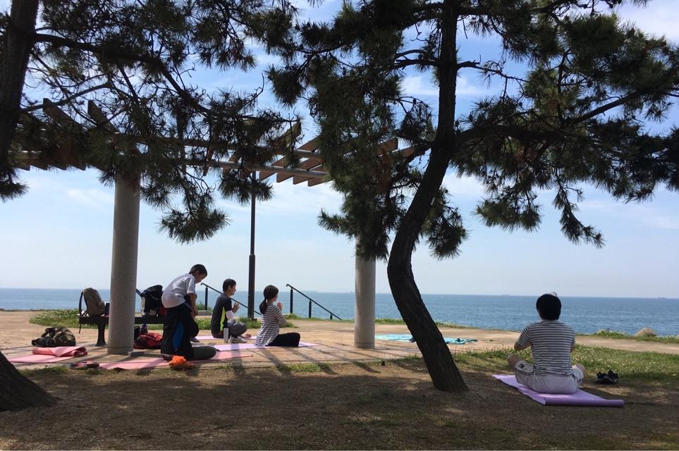 あらい浜風公園で海ヨガを行っている様子