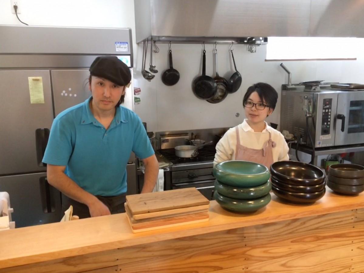 オーナーシェフの佐藤寿幸さんとマネージャーの佐藤沙織さん