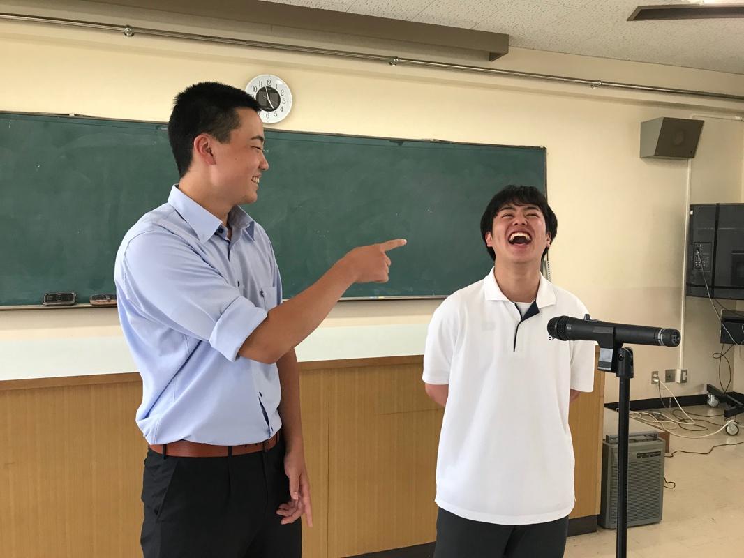 漫才を披露する「黒藤パン」藤田天佑さん(左)、黒川拓真さん(右)