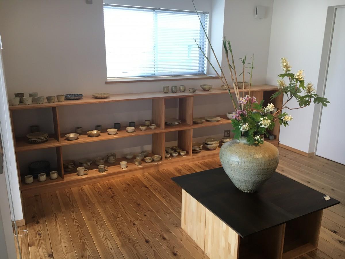 ギャラリーに並ぶ陶芸作品