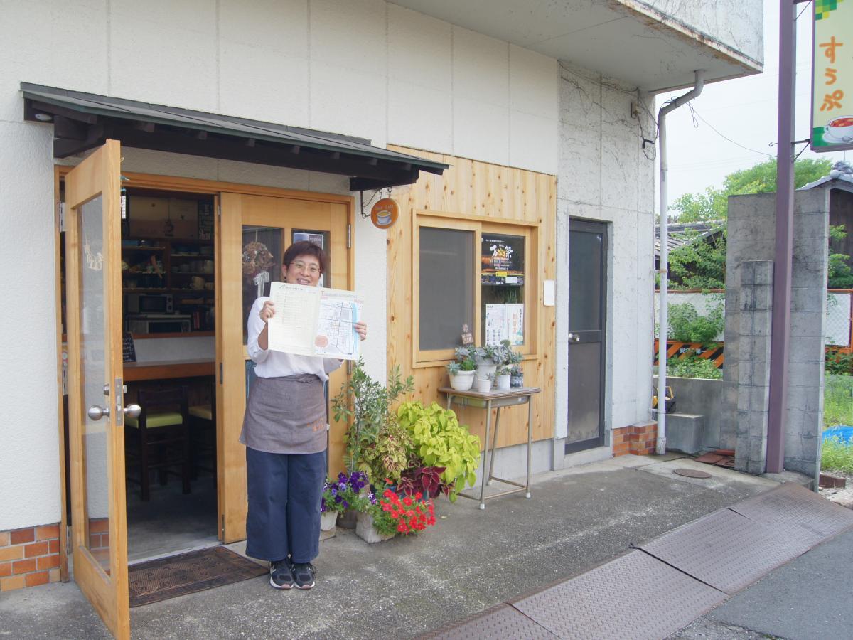 お店仲間で作る「イイトコmikke!」マップを手に呼び掛ける高橋さん