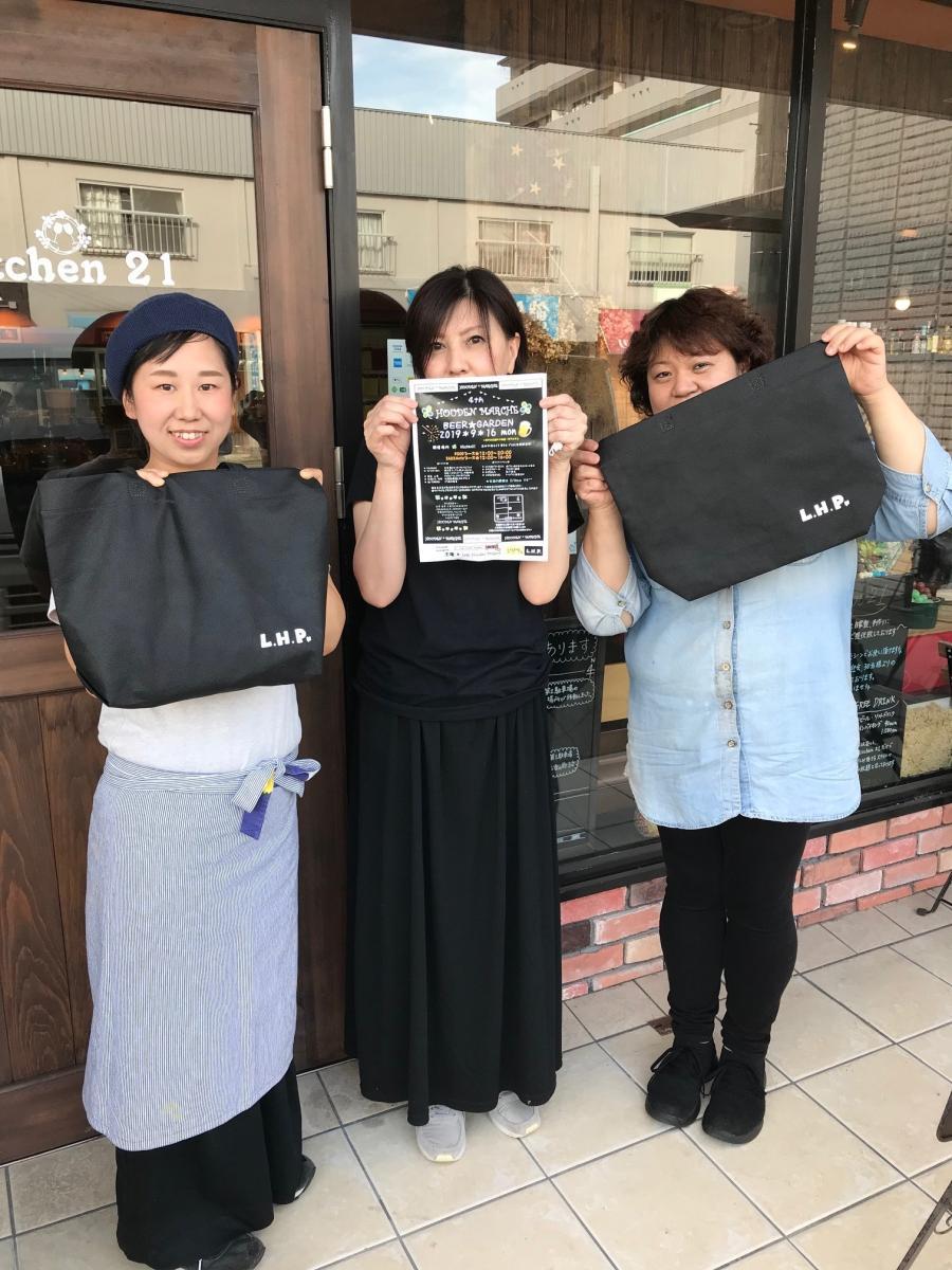 イベントをPRするL. H. Pのメンバー