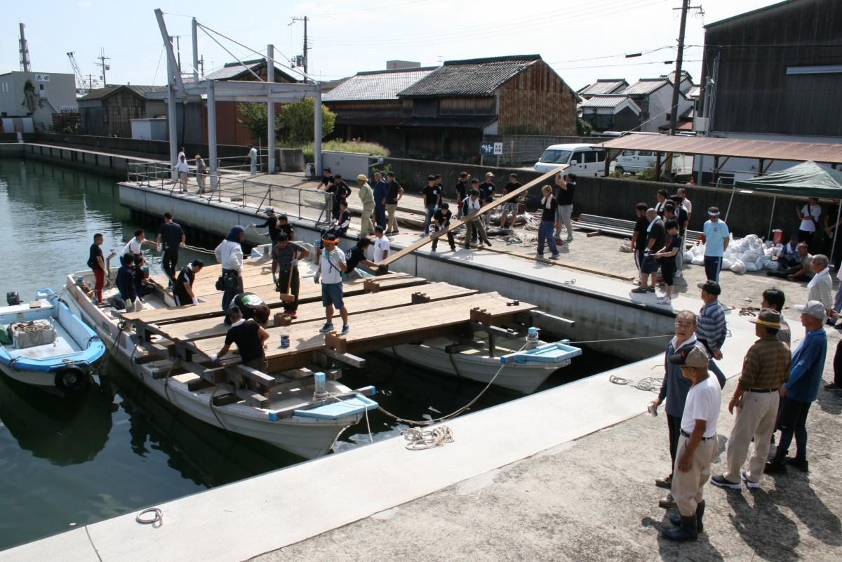 みこしを載せる「御座舟(ござぶね)」の製作風景