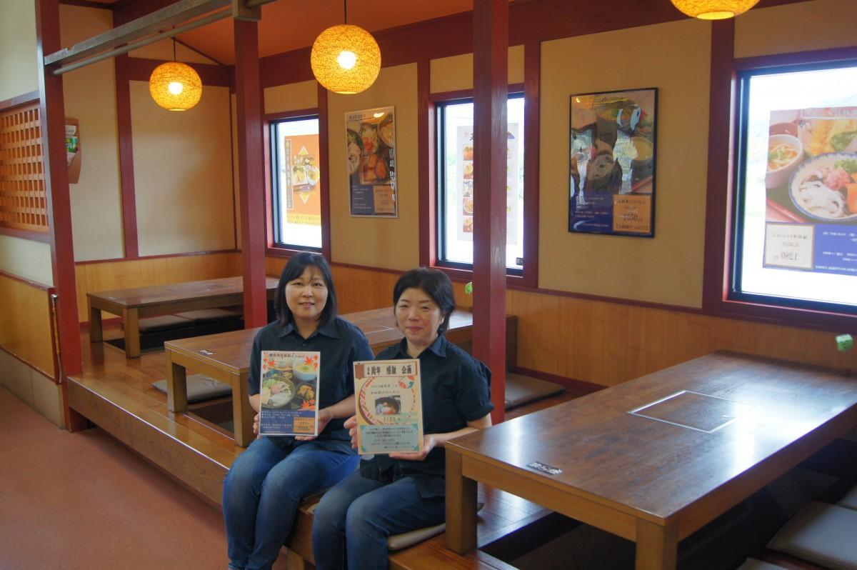 限定メニューをPRする高砂店店長の中村さんと新宮店店長の森下さん