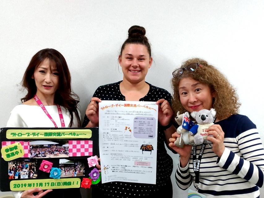 参加を呼び掛ける中山さん(左)、スレイターさん(中)、片岡さん(右)