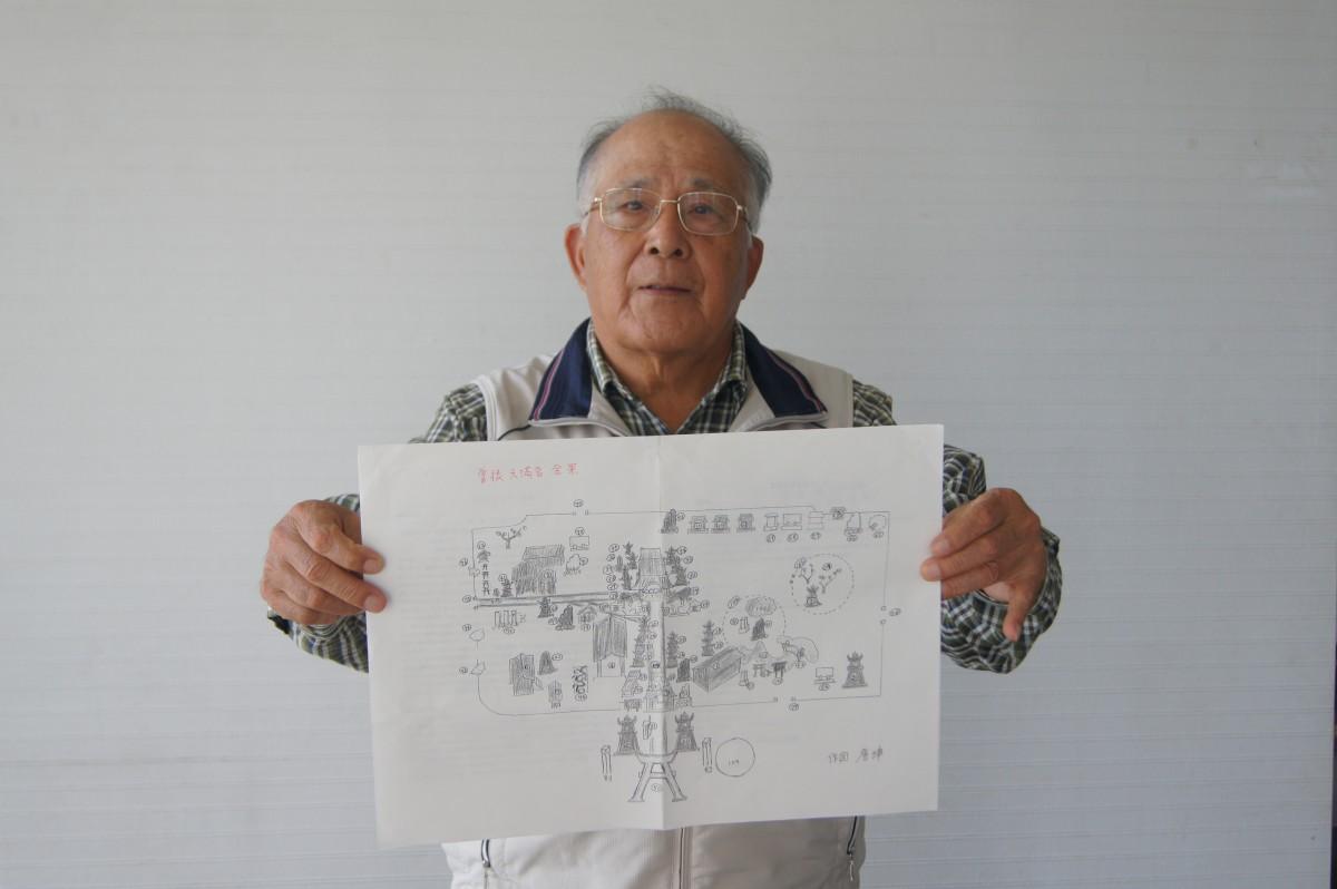 自作の曽根天満宮見どころマップを手にPRする唐津さん