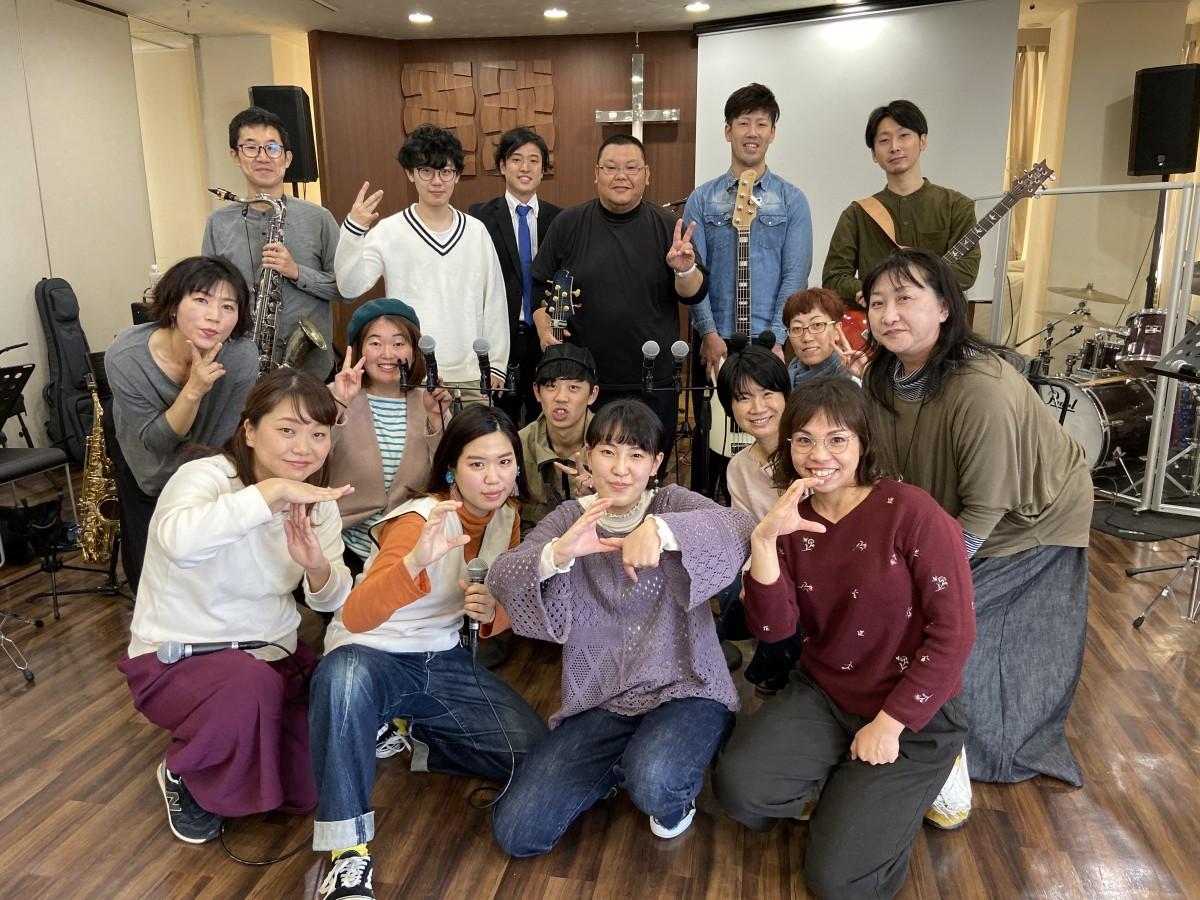 ライブを行う「T.C.G.C」のメンバー