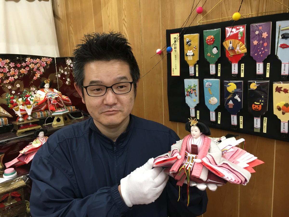 松右衛門帆のひな人形をPRする店主の和田晃昌さん