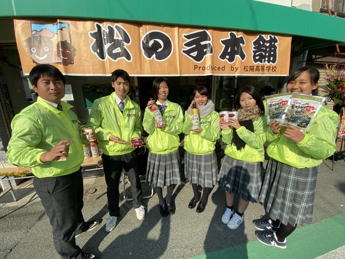 お店をPRする生徒たち