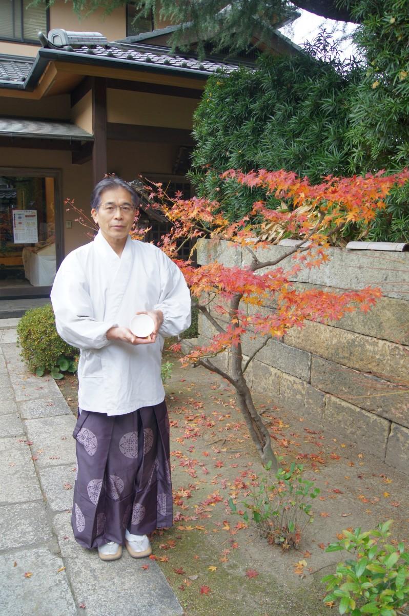 出来上がった干支の神盃を手に初詣を呼び掛ける小松宮司