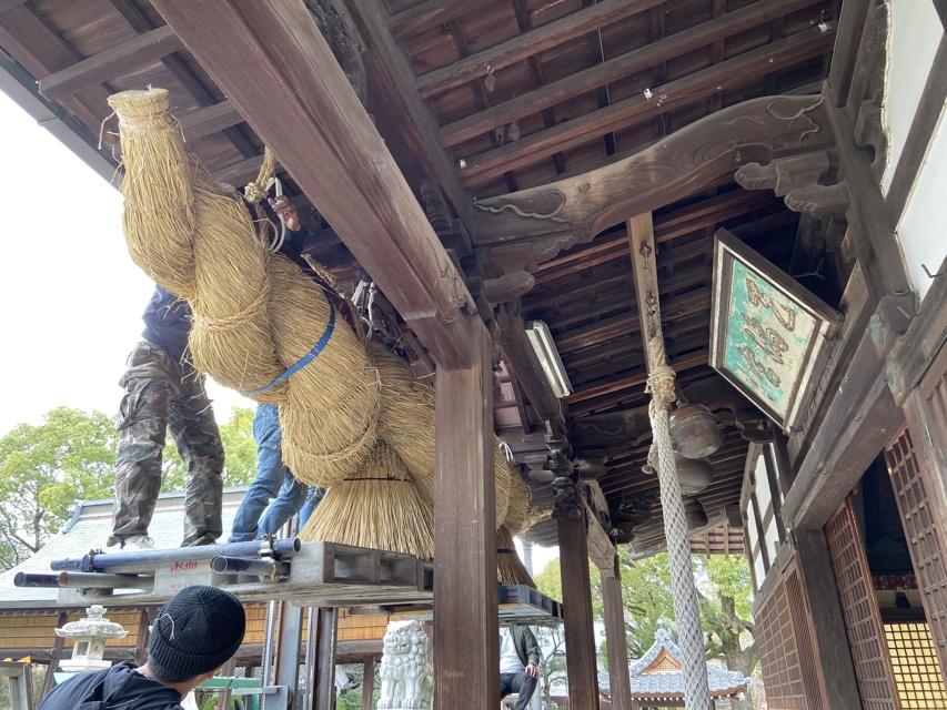 拝殿の大しめ縄を架け替え
