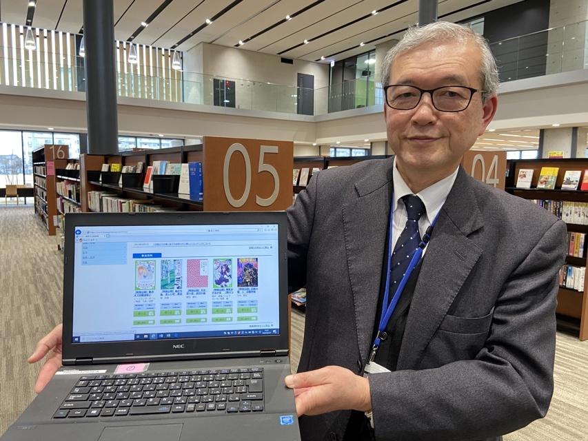 期間限定コンテンツをPRする大塩館長