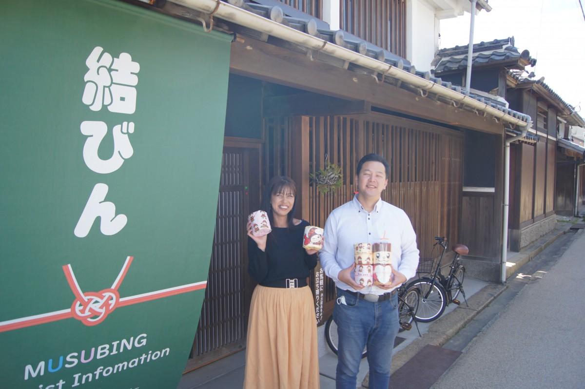 ぼっくりんトイレットペーパーが店頭に並ぶ「結びん」の前でPRするろみひーさんと紀子さん