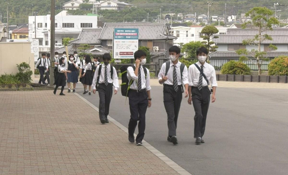 登校する生徒たち