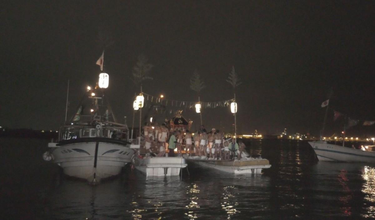 海上で神事を行う「船渡御」の様子