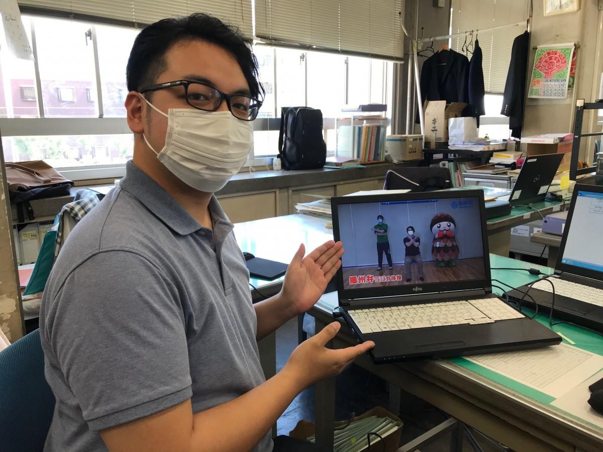 動画をPRする五百旗頭さん