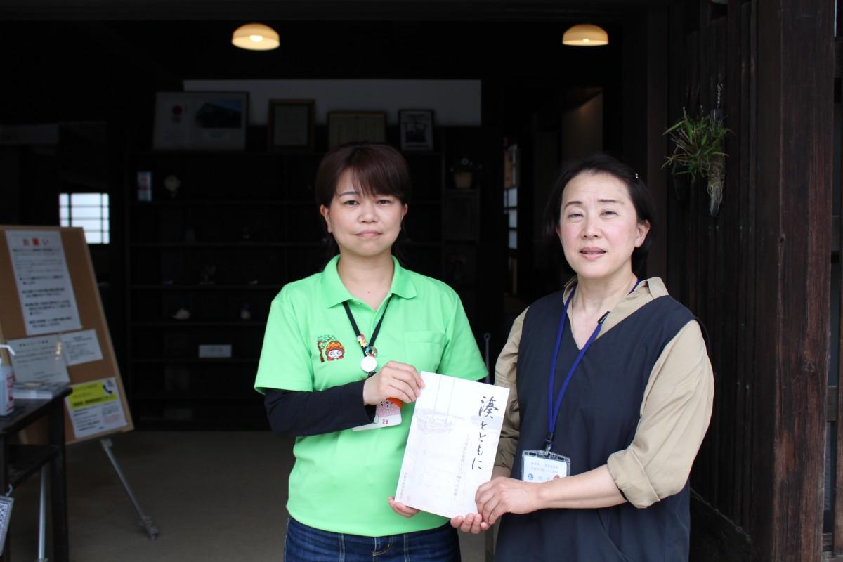 高砂市教育委員会の和住香織さん(右)と高砂市観光交流ビューローのスタッフ(左)