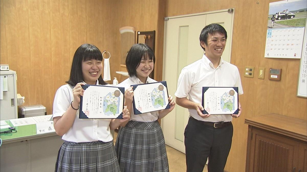 受賞した(左から)松田さん、横田さん、北川教諭
