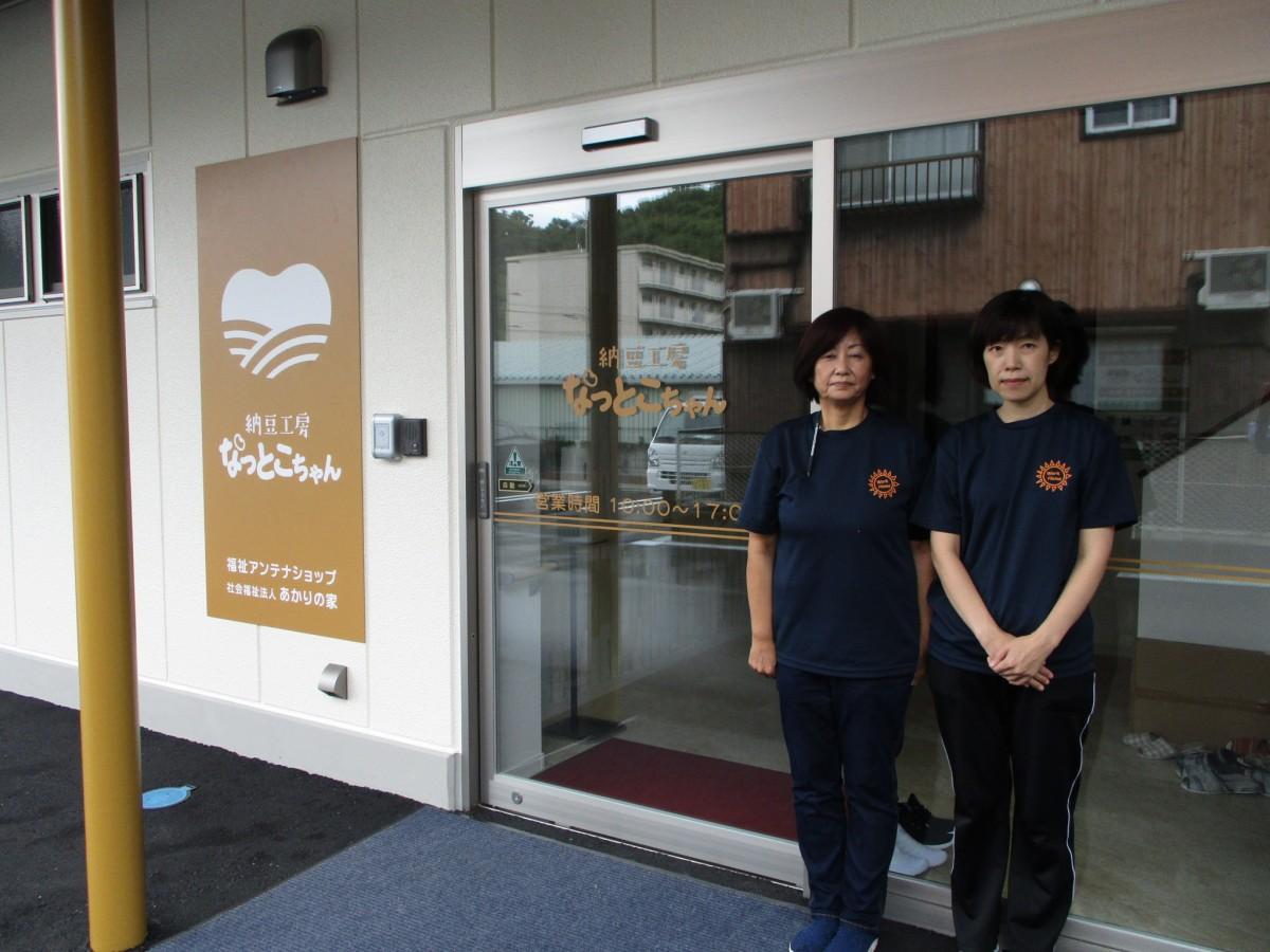 スタッフの金本さん(左)と髙谷さん(右)