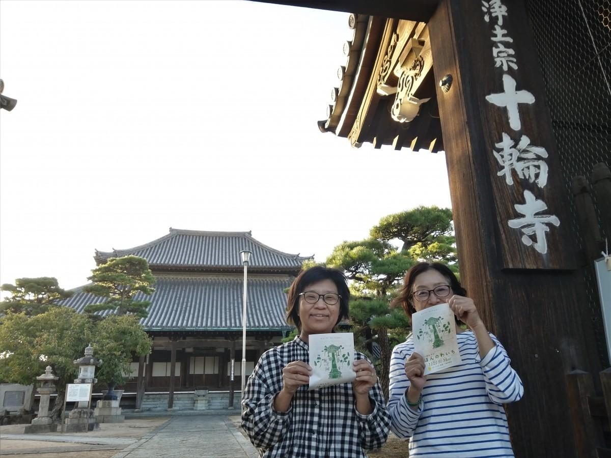 イベントを主催する「本と。」の七島倫恵さんと楠本朋子さん