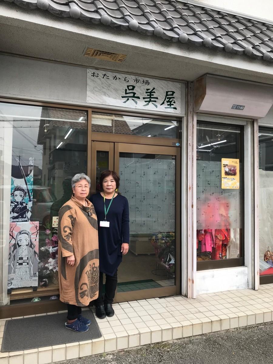 店主の嶋原さん(左)とスタッフの香山みどりさん(右)