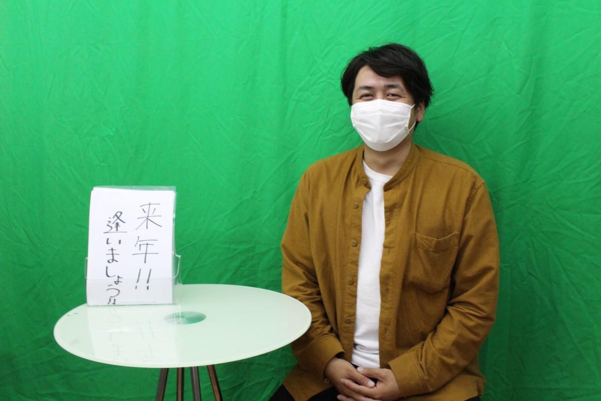 スタジオで配信するメッセージを収録する菅寛和さん
