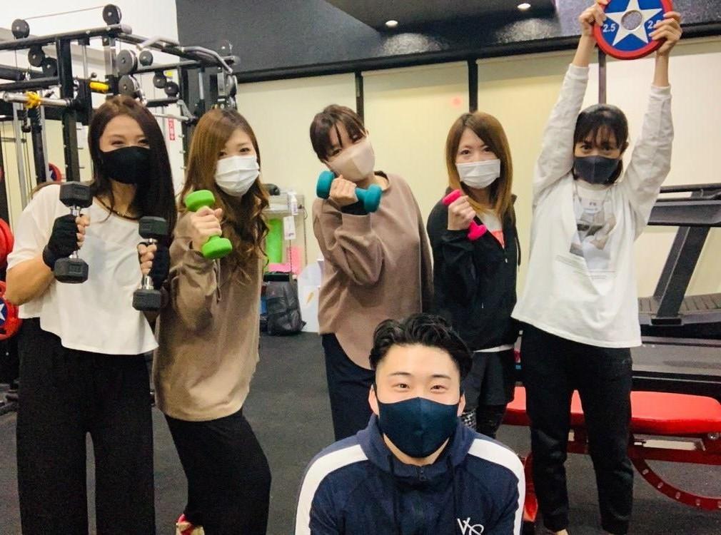 オーナーの上田さん(手前)とトレーニングジムを利用するみなさん