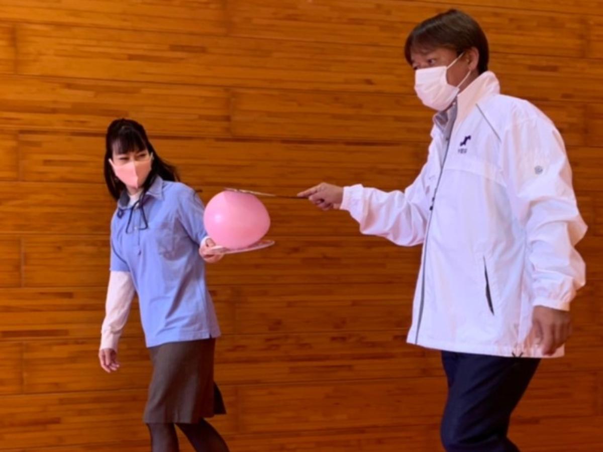 男女が協力して行う「風船リレー」