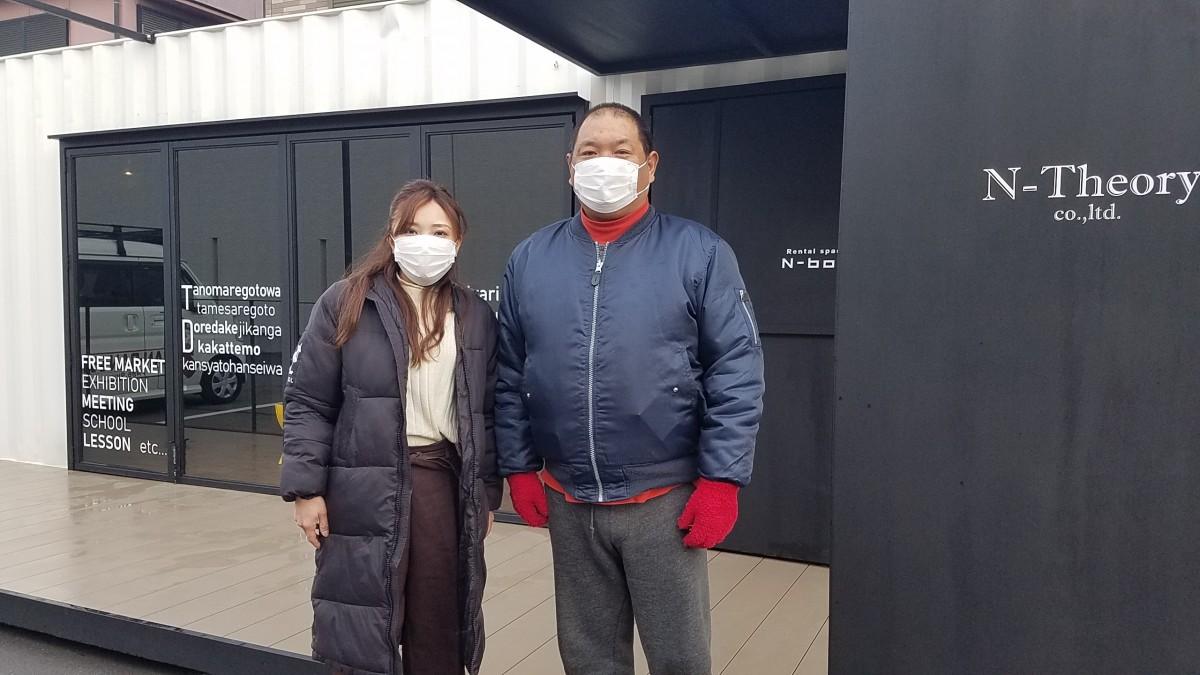 貸しスペースN-theory前でイベントをPRする「からあげ川政」店主の川嶋拓磨さん(右)と「ROCO’S」店主の勝山紘子さん(左)