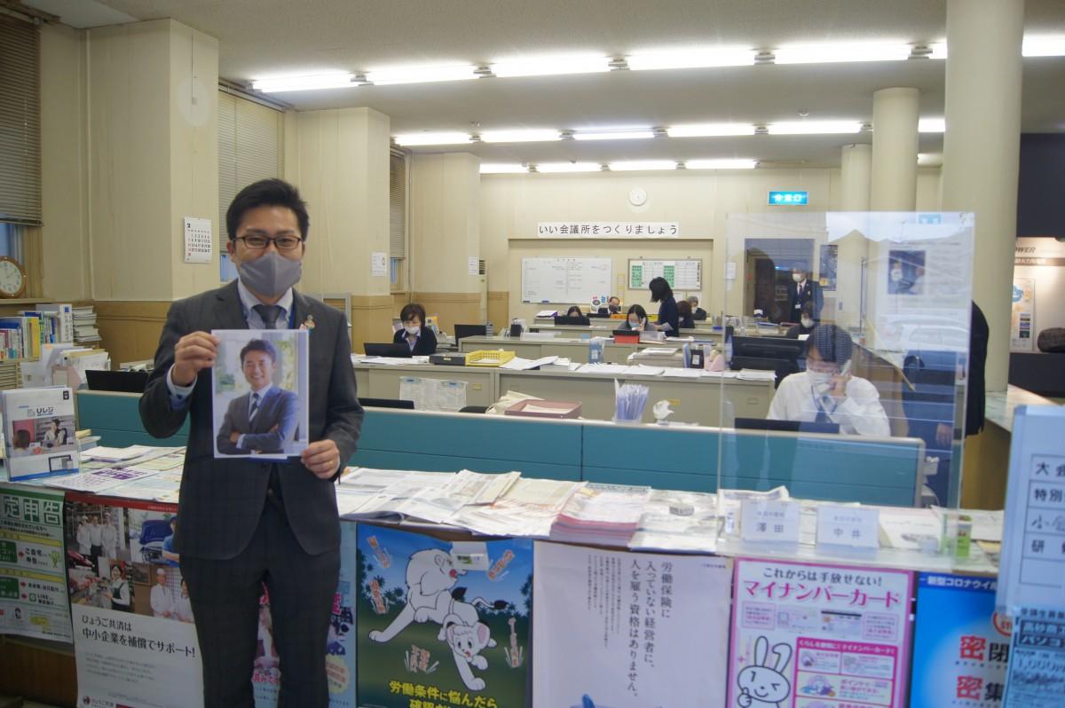 会議所窓口から講演会参加を呼び掛ける上田さん