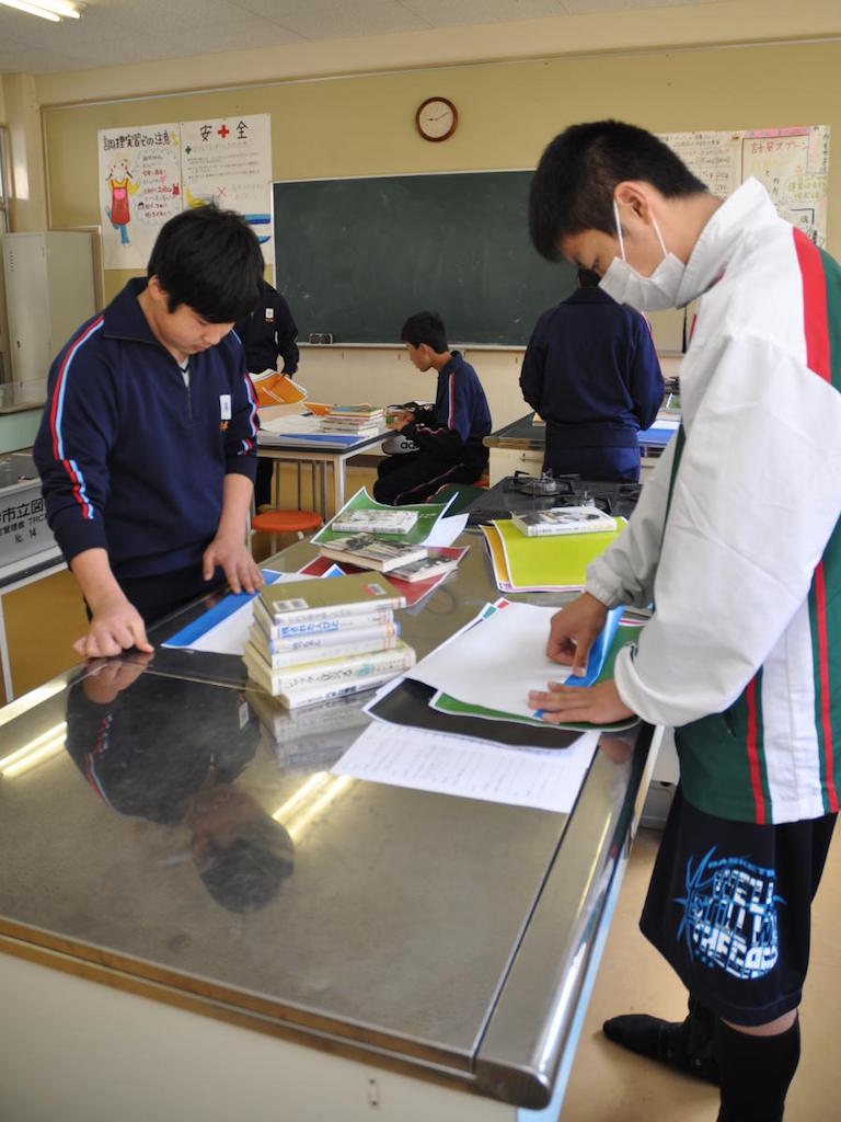 ブックカバーに本の「枕」 高砂市立図書館で中学生推薦の100冊展示