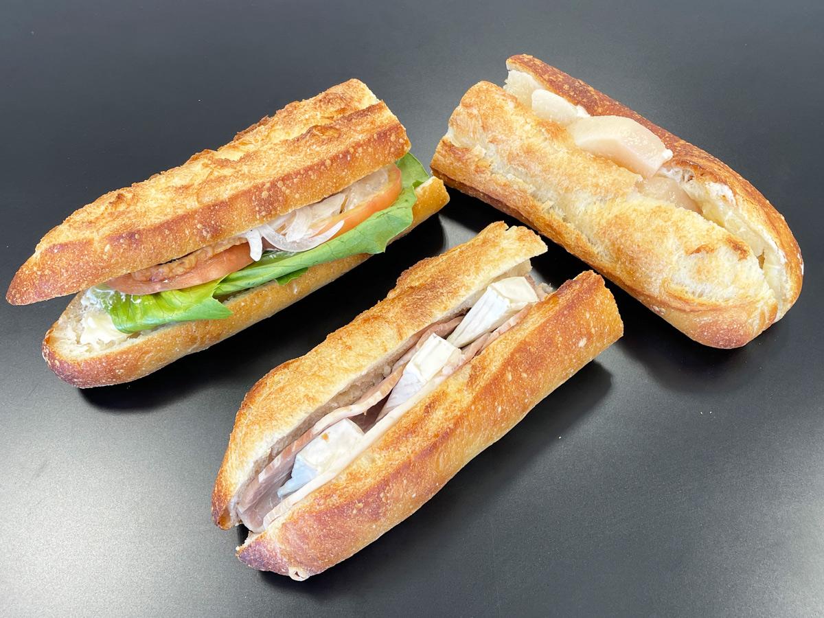 左から「BLT(650円)」「ジャンボンフロマージュ(650円)」「桃のミルクフランス(800円)」