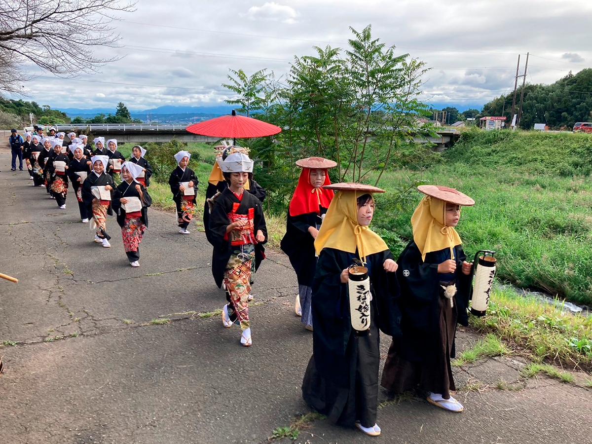 「花嫁行列」写真は「子ぎつね」