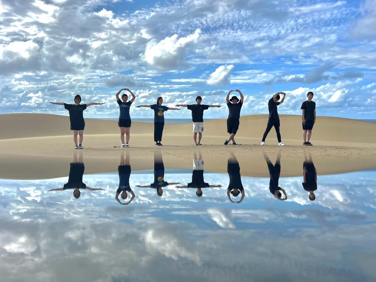 学生がアクティビティスクール運営で「フォトガイドツアー」を体験する様子(写真提供=とっとりインターンシップ推進事業)