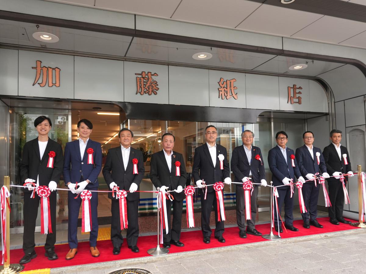 鳥取市栄町にオープンした「カトカミ」施設前で行われたテープカット