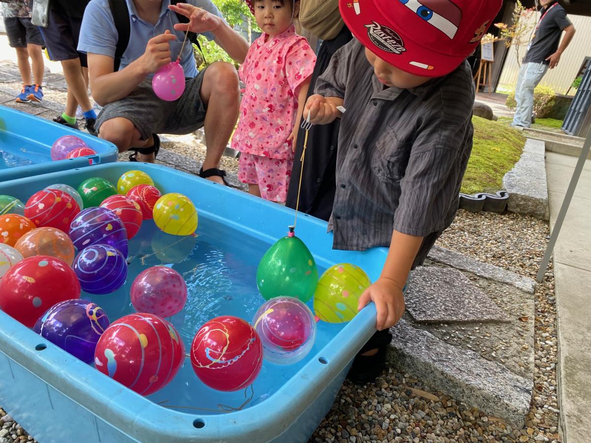 風船つりに興じる子どもたち