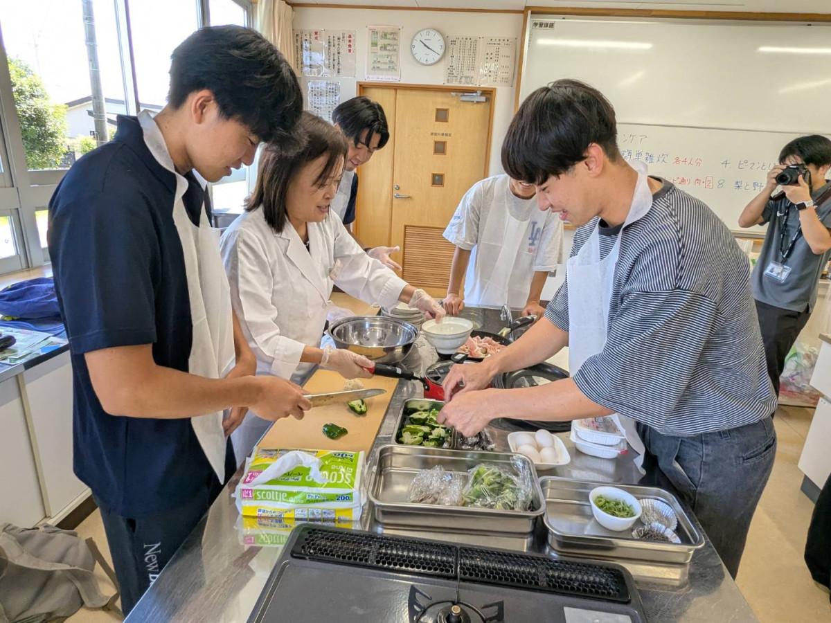 調理実習の様子。