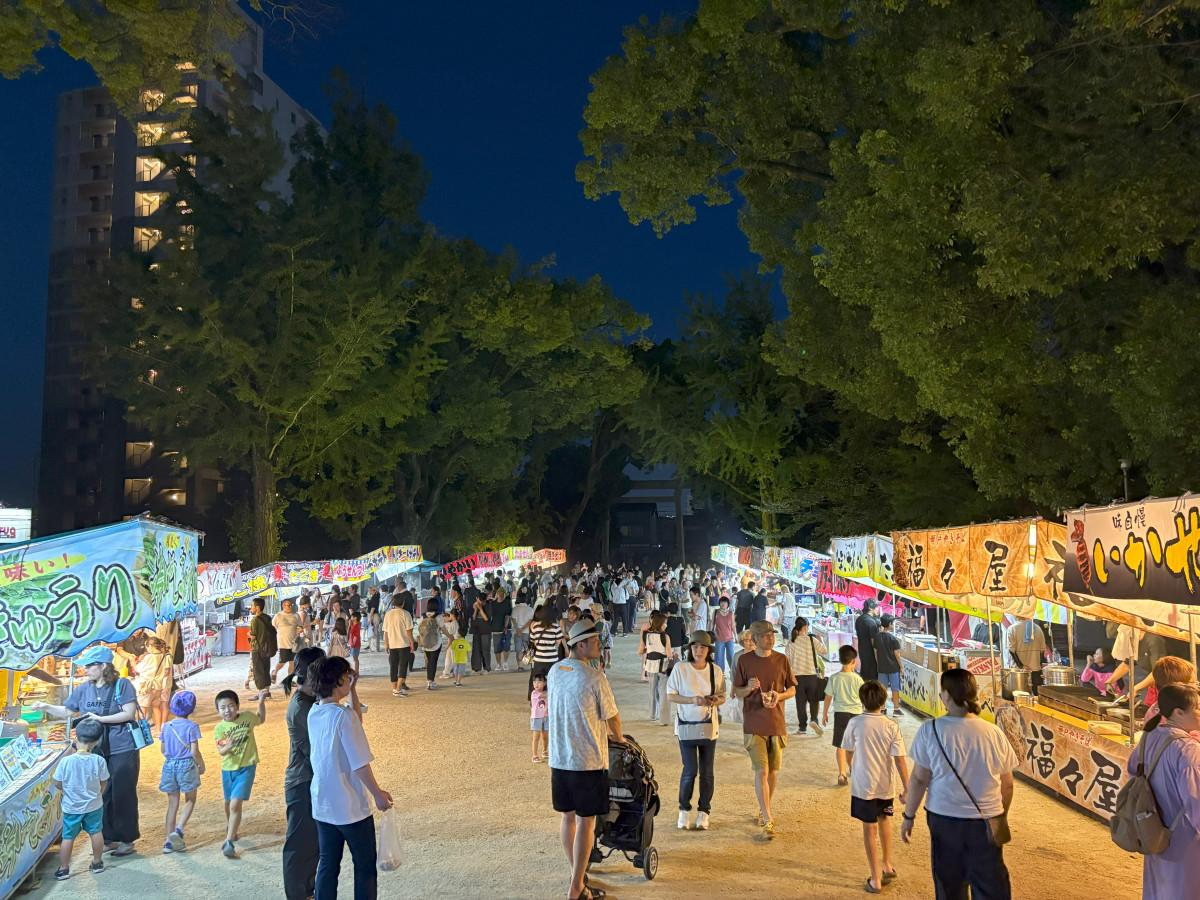 挙母神社の境内で開催された「夜の八日市」