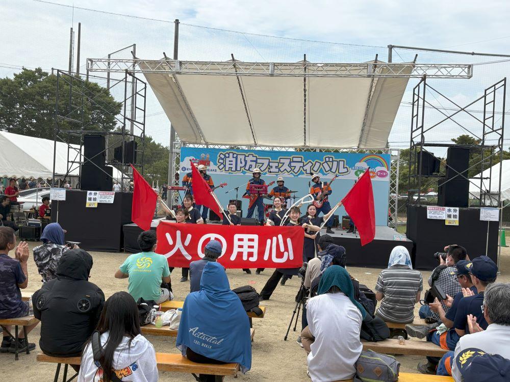 ステージでパフォーマンスを繰り広げた豊田市の消防団員で結成されたロックバンド「The消防ロッカーズ」と豊田市消防カラーガード隊「ひまわりフェアリーズ」
