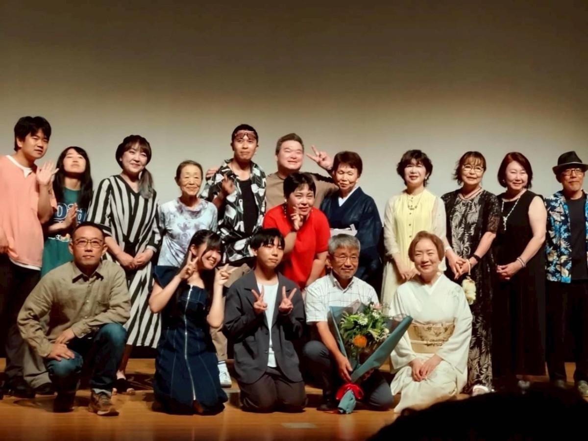 上映会で登壇した「おはよう、家族」の出演者とスタッフ