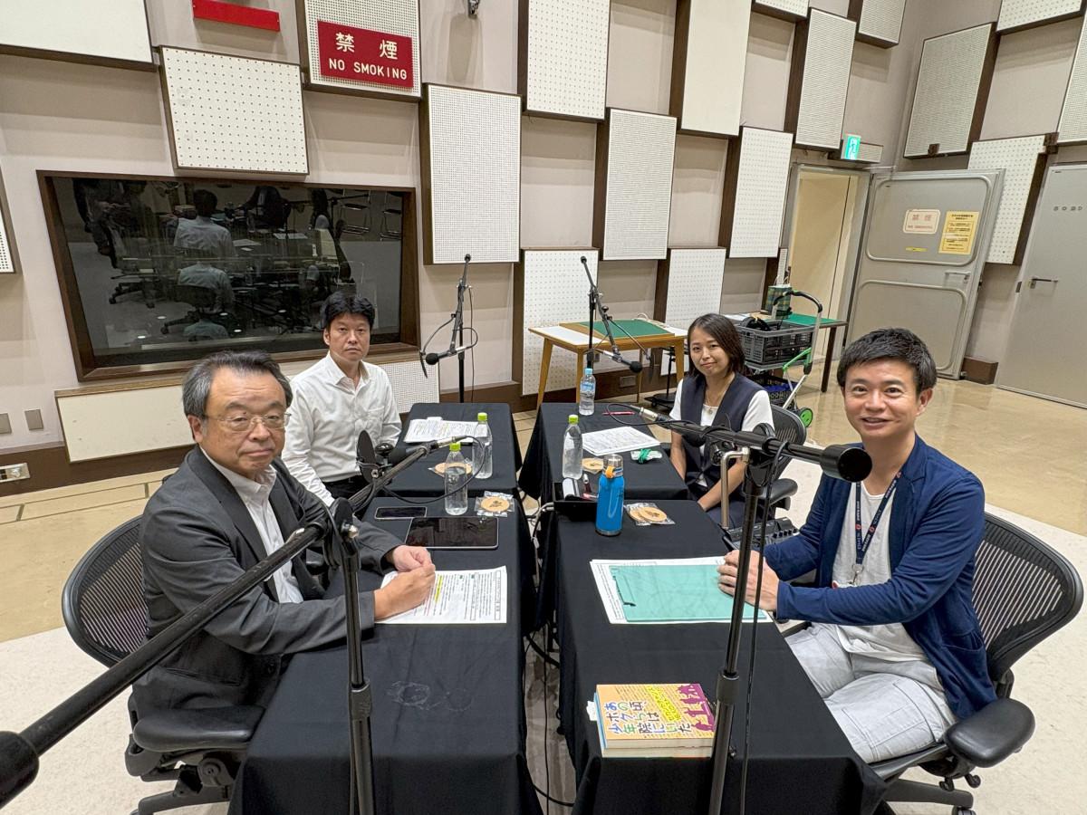 収録の様子（左手前：林眞琴さん、左奥：高坂朝人さん、右奥：芳賀美幸さん、右手前：高山哲哉アナウンサー）。NHK放送センター（東京・渋谷）にて。