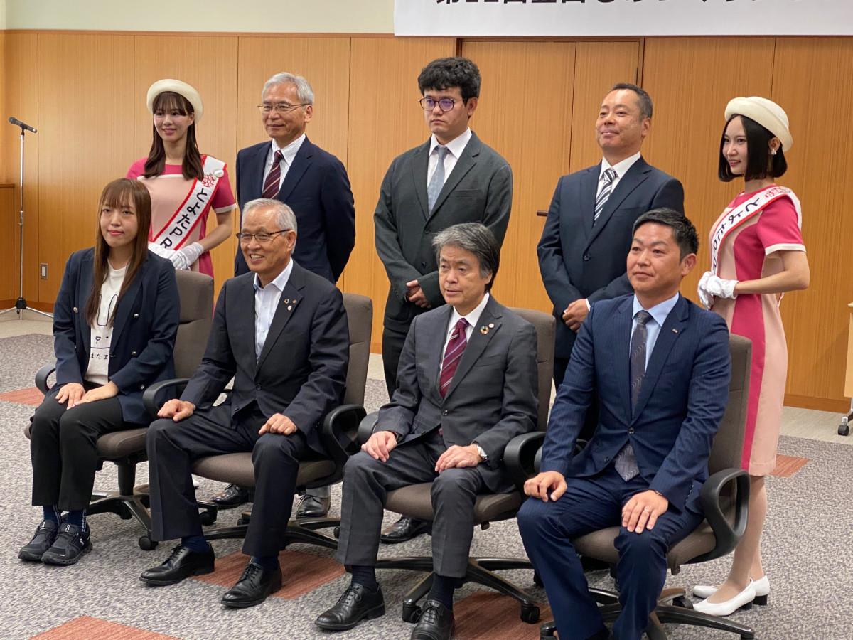 認定企業の代表者と三宅会長、太田市長らが記念撮影