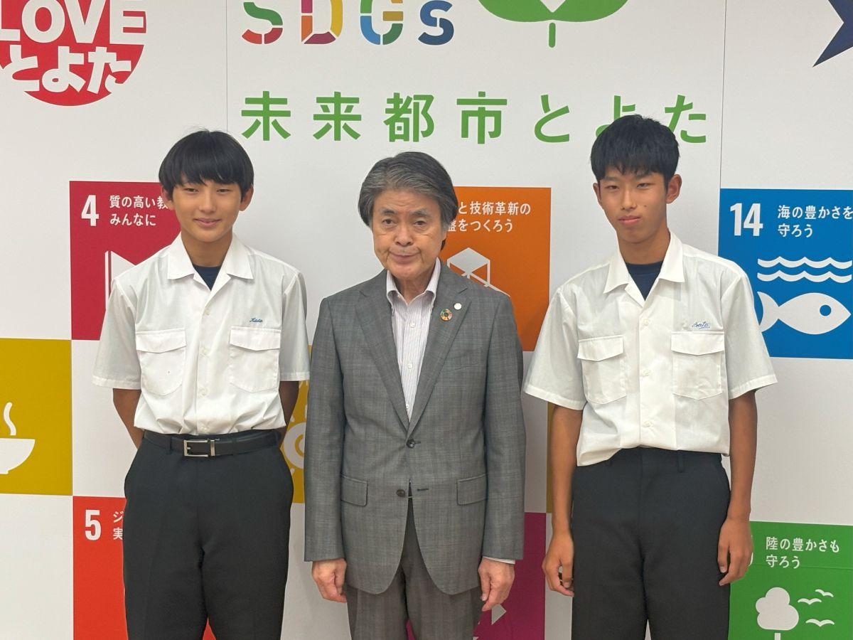 小濱凛乃佑さん（左）太田市長（中央）佐藤結斗さん（右）