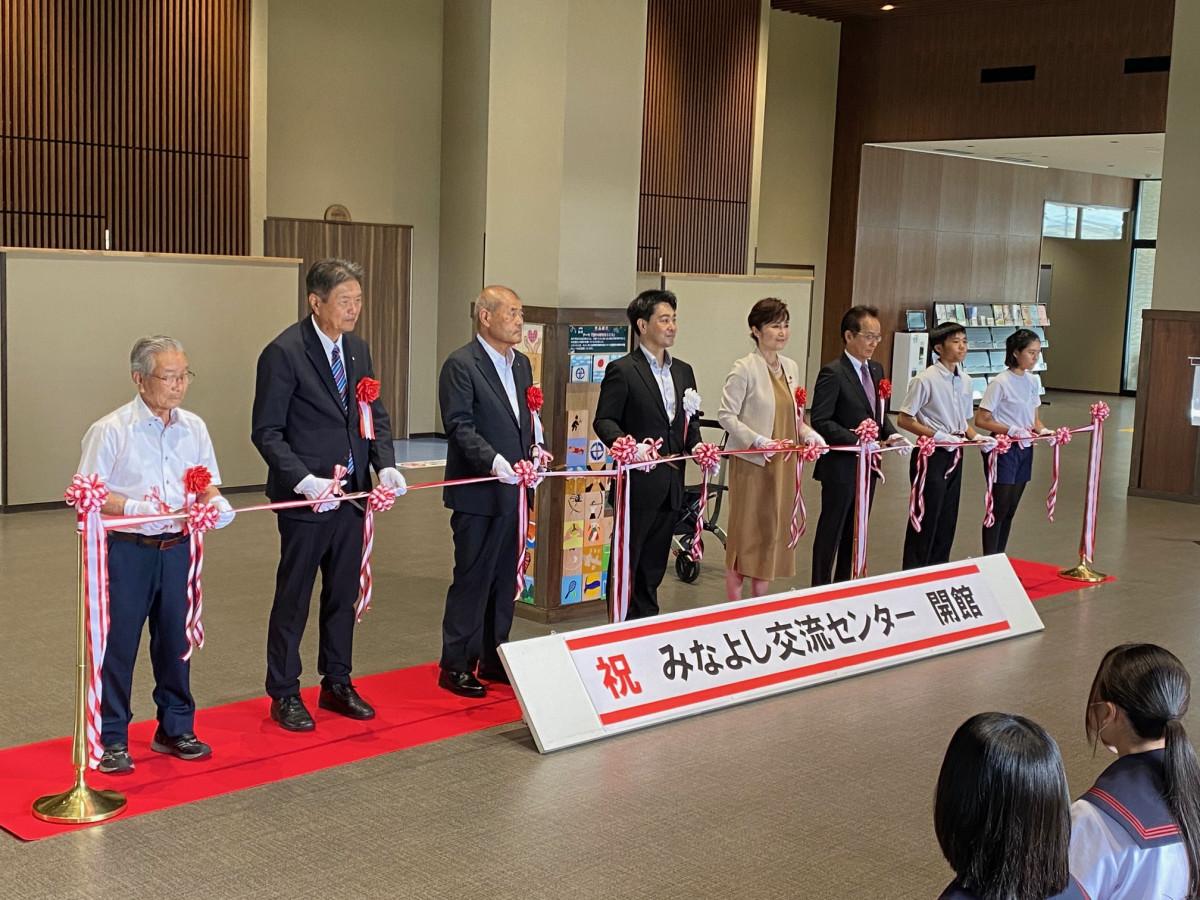 式典でのテープカットの様子