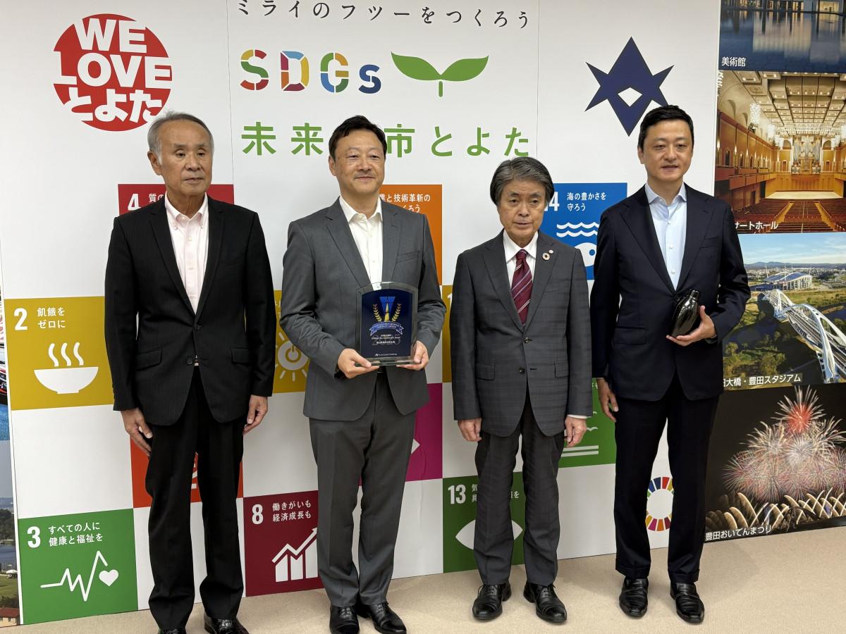 太田稔彦・豊田市長（中央右）へ報告を行った横山興業の横山栄介社長（中央左）、山口常務（左）、横山哲也取締役（右）。